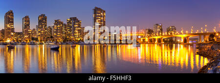 Die Skyline von Vancouver, British Columbia, Kanada aus über das Wasser in der Abenddämmerung. Stockfoto