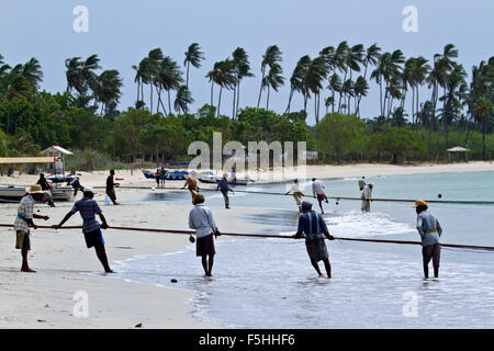 Traditionellen Fischer in Uppuveli Strand, Sri Lanka Stockfoto