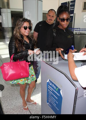 Zwei Mitglieder des fünften Harmonie Ankunft am Los Angeles International Airport (LAX) einen Flug erwischen Featuring: Ally Brooke, Normani Hamilton wo: Los Angeles, California, Vereinigte Staaten von Amerika bei: 03 Sep 2015 Stockfoto