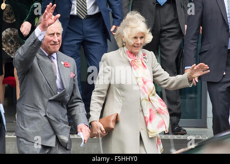 Dunedin, New Zealand - 5. November 2015 - Prinz Charles, Prince Of Wales und Camilla, Herzogin von Cornwall, Welle, wie sie Mitgliedern der Öffentlichkeit im Toitu Otago Siedler Museum am 5. November 2015 in Dunedin, Neuseeland treffen. Charles und Camilla besuchen Neuseeland vom 4. November bis November 10, Teilnahme an Veranstaltungen in Wellington, Dunedin, Nelson, Westport, Ngaruawahia, Auckland und New Plymouth. Bildnachweis: Dpa picture Alliance/Alamy Live News Stockfoto