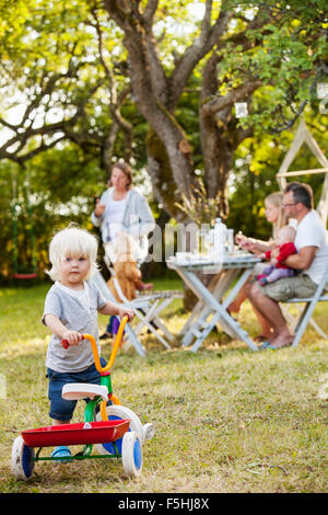 Familie mit drei Kindern (12-17 Monate, 2-3) in Hinterhof, Havdhem, Gotland, Schweden