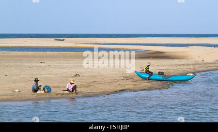 Traditionelle Fischer ruht in Kallady Mündung, Batticaloa, Sri Lanka Stockfoto