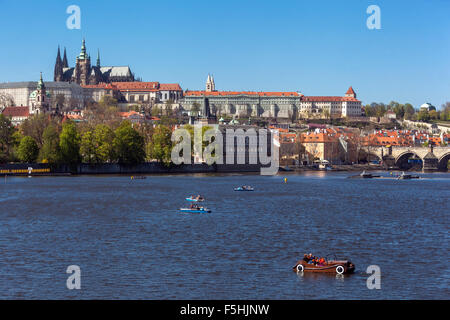 Touristen Tretboote auf der Moldau mit Prager Burg Prag, Tschechische Republik Wide Scene Scene Scene Cityscape Scenic View Panorama Stockfoto