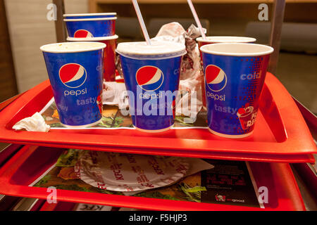 Essensreste auf einem Tablett, Pepsi-Becher, KFC-Abfall, Tschechische Republik Stockfoto