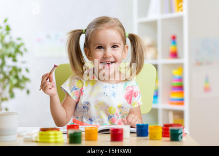 Kinder spielen und malen zu Hause oder Kindergarten oder Kinderkrippe Stockfoto