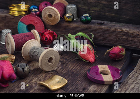 Garne, Perlen und Zubehör für Handarbeiten in Holzkiste alt Stockfoto