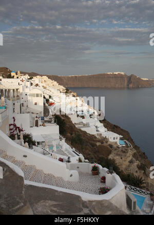 Das Dorf Oia auf der griechischen Insel Santorin, Blick auf die caldera Stockfoto