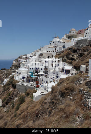 Das Dorf Oia thront auf der Klippe auf der griechischen Insel Santorini Stockfoto