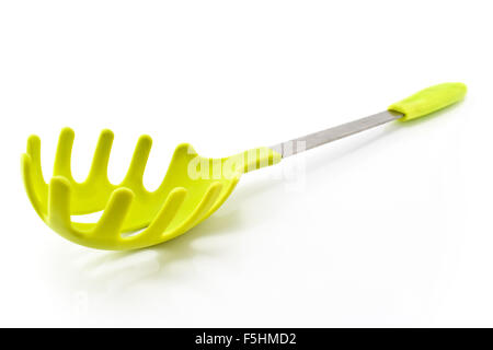 Spaghetti Entwässerung Utensil isoliert auf weiss Stockfoto