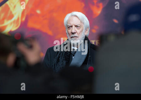 Berlin, Deutschland. 4. November 2015. Schauspieler Donald Sutherland besucht die Weltpremiere des Films "The Hunger Games - Mockingjay Teil2" in Berlin, Deutschland, 4. November 2015. Foto: Paul Zinken/Dpa/Alamy Live News Stockfoto