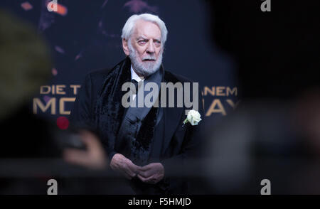 Berlin, Deutschland. 4. November 2015. Schauspieler Donald Sutherland besucht die Weltpremiere des Films "The Hunger Games - Mockingjay Teil2" in Berlin, Deutschland, 4. November 2015. Foto: Sophia Kembowski/Dpa/Alamy Live News Stockfoto