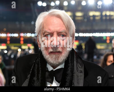 Berlin, Deutschland. 4. November 2015. Schauspieler Donald Sutherland besucht die Weltpremiere des Films "The Hunger Games - Mockingjay Teil2" in Berlin, Deutschland, 4. November 2015. Foto: Jens Kalaene/Dpa/Alamy Live News Stockfoto