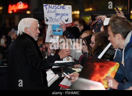 Berlin, Deutschland. 4. November 2015. Schauspieler Donald Sutherland besucht die Weltpremiere des Films "The Hunger Games - Mockingjay Teil2" in Berlin, Deutschland, 4. November 2015. Foto: Jens Kalaene/Dpa/Alamy Live News Stockfoto