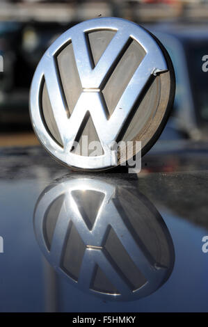 Achim, Deutschland. 4. November 2015. Eine beschädigte VW-Emblem ist auf dem Dach eines alten Golf auf einem Parkplatz in Achim, Deutschland, 4. November 2015 ersichtlich. Der VW-Emissionen-Skandal scheint zu eskalieren. VW-Aktien sind wieder gesunken. Foto: INGO WAGNER/Dpa/Alamy Live News Stockfoto