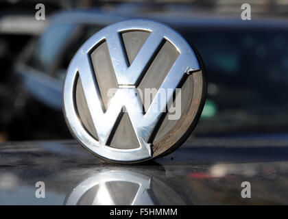 Achim, Deutschland. 4. November 2015. Eine beschädigte VW-Emblem ist auf dem Dach eines alten Golf auf einem Parkplatz in Achim, Deutschland, 4. November 2015 ersichtlich. Der VW-Emissionen-Skandal scheint zu eskalieren. VW-Aktien sind wieder gesunken. Foto: INGO WAGNER/Dpa/Alamy Live News Stockfoto