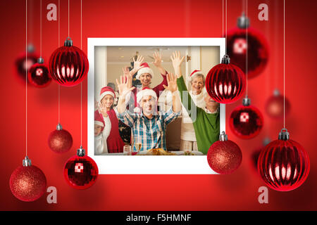 Zusammengesetztes Bild glücklich Großfamilie in Nikolausmütze Jubel in die Kamera Stockfoto