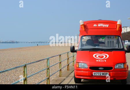 Mister quirligen Wände Eiswagen an der Strandpromenade promenade in Brighton, East Sussex, England. Mit Menschen am Strand Stockfoto