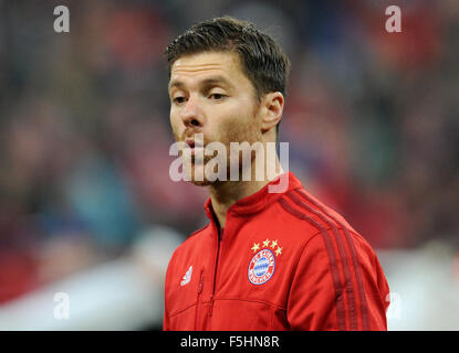 München, Deutschland. 4. November 2015. Münchens Xabi Alonso während der Fußball-Champions League match zwischen Bayern München und FC Arsenal in der Allianz Arena in München, Deutschland, 4. November 2015. Foto: TOBIAS HASE/Dpa/Alamy Live News Stockfoto