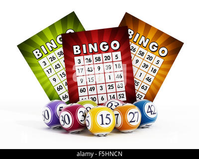 Bingo-Karte und Kugeln mit Zahlen isoliert auf weißem Hintergrund Stockfoto