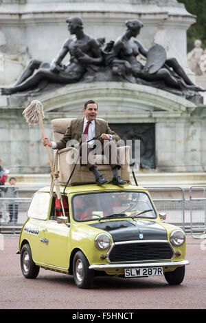 Die britische Comedy-Ikone, Mr. Bean feiert 25 Jahre Erfolg in und Überschrift zum Buckingham Palace.  Mitwirkende: Rowan Atkinson wo: London, Vereinigtes Königreich bei: 04 Sep 2015 Stockfoto