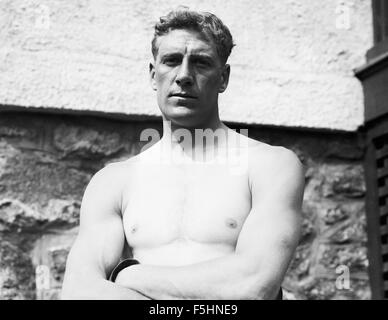 Vintage Foto von englischen Schwergewichts-Boxer Bombardier Billy Wells (1889 – 1967). Brunnen, aus dem East End von London, war britischen und Commonwealth-Schwergewichts-Champion von 1911 bis 1919. Er war auch bekannt als einen frühen Rang "Gongman" - die Person, die auffallend großen Gong zu Beginn der Rank Organisation Filme gesehen. Stockfoto