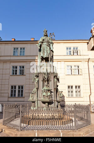 Denkmal (ca. 1848) Kaiser Charles IV bei den Rittern des Platzes "Kreuz" in der Nähe der Charles Brücke von Prag (der UNESCO) Stockfoto