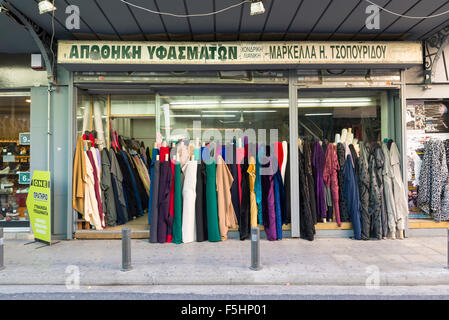 Athen, Griechenland - 27. Oktober 2015: Geschäft mit Tuch in der Nähe von Avissinias Square Stockfoto