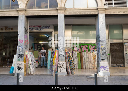 Athen, Griechenland - 27. Oktober 2015: Geschäft mit Tuch in der Nähe von Avissinias Square Stockfoto
