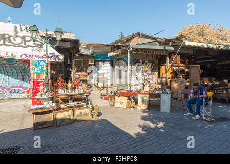 Athen, Griechenland - 27. Oktober 2015: Flohmarkt am Avissinias-Platz, ein Verkäufer warten auf Kunden Stockfoto