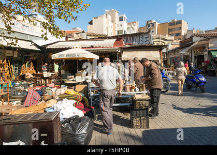 Athen, Griechenland - 27. Oktober 2015: Käufer und Verkäufer auf dem Flohmarkt am Avissinias Platz Stockfoto