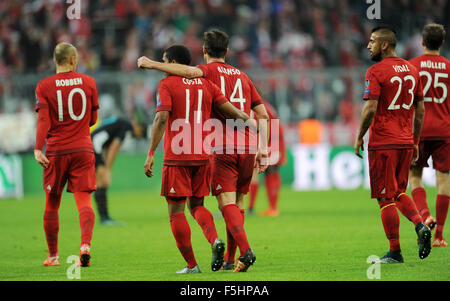 München, Deutschland. 4. November 2015. Münchens Arjen Robben (L-R), Douglas Costa, Xabi Alonso, Arturo Vidal und Thomas Mueller während der Fußball-Champions League match zwischen Bayern München und FC Arsenal in der Allianz Arena in München, Deutschland, 4. November 2015. Foto: TOBIAS HASE/Dpa/Alamy Live News Stockfoto