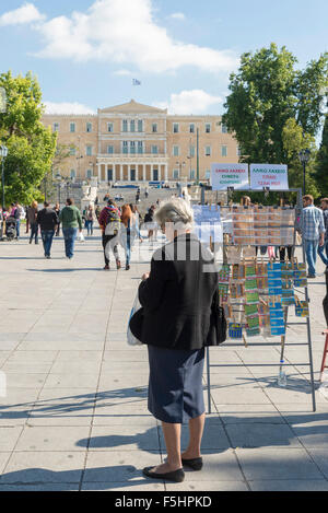 Athen, Griechenland - 27. Oktober 2015: Hausieren Lotterie in Syntagma-Platz Stockfoto