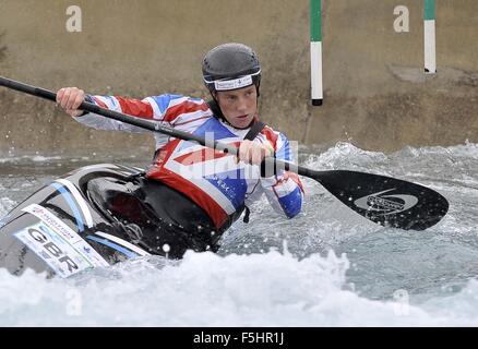 Waltham Cross, Herts, UK. 4. November 2015. Fiona Pennie (Damen K1). TeamGB Kanu-Team-Ankündigung für Rio 2016. Lee Valley White Water Centre. Waltham Cross. Hertfordshire. England. VEREINIGTES KÖNIGREICH. 11.04.2015. Bildnachweis: Sport In Bilder/Alamy Live-Nachrichten Stockfoto