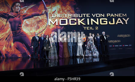 Berlin, Deutschland. 4. November 2015. Regisseur Francis Lawrence (l-R), Produzenten Jon Kilik und Nina Jacobson, Schauspieler Jena Malone, Liam Hemsworth, Jennifer Lawrence, Willow Shields, Josh Hutcherson, Sam Claflin, Michelle Forbes, Natalie Dormer, Elizabeth Banks, Julianne Moore, Stanley Tucci und Donald Sutherland bei der Weltpremiere von The Hunger Games: Mockingjay Teil2 im Cinestar-Kino in Berlin, Deutschland, 4. November 2015. Foto: BRITTA PEDERSEN/DPA/Alamy Live-Nachrichten Stockfoto