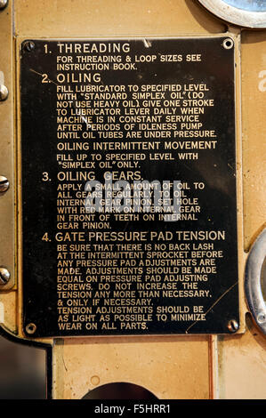 Redundante Simplex Peerless Magnarc Kino Filmprojektor ausgestellt in der Bar des Kuppelkino, Worthing, West Sussex, UK Stockfoto