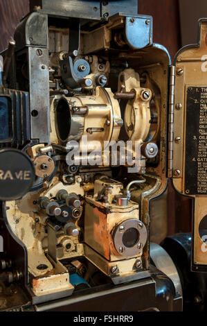 Redundante Simplex Peerless Magnarc Kino Filmprojektor ausgestellt in der Bar des Kuppelkino, Worthing, West Sussex, UK Stockfoto
