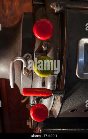 Redundante Simplex Peerless Magnarc Kino Filmprojektor ausgestellt in der Bar des Kuppelkino, Worthing, West Sussex, UK Stockfoto