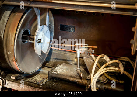 Redundante Simplex Peerless Magnarc Kino Filmprojektor ausgestellt in der Bar des Kuppelkino, Worthing, West Sussex, UK Stockfoto