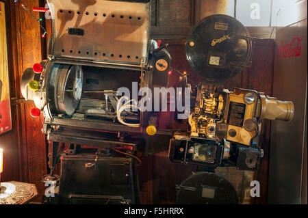 Redundante Simplex Peerless Magnarc Kino Filmprojektor ausgestellt in der Bar des Kuppelkino, Worthing, West Sussex, UK Stockfoto