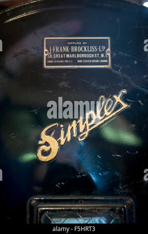 Redundante Simplex Peerless Magnarc Kino Filmprojektor ausgestellt in der Bar des Kuppelkino, Worthing, West Sussex, UK Stockfoto