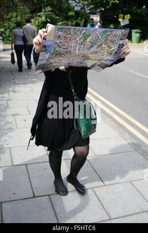 Touristischen Kartenlesen in Bath, Großbritannien Stockfoto