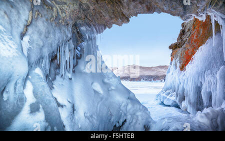 Eishöhle am sibirischen Baikalsee im winter Stockfoto