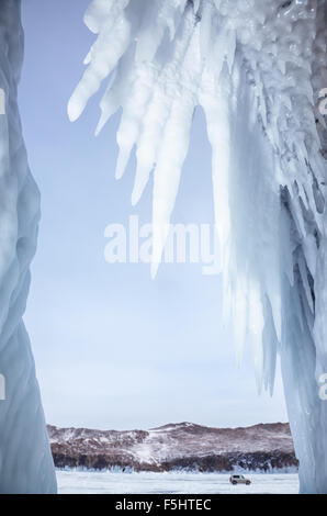 Eishöhle am sibirischen Baikalsee im winter Stockfoto