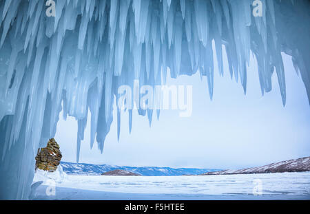 Eishöhle am sibirischen Baikalsee im winter Stockfoto