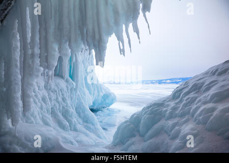 Eishöhle am sibirischen Baikalsee im winter Stockfoto