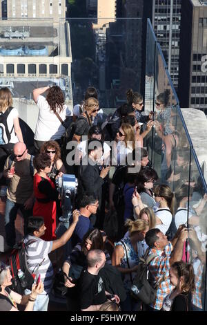 Touristenfalle auf dem Dach des Rockefeller Center in New York, USA Stockfoto