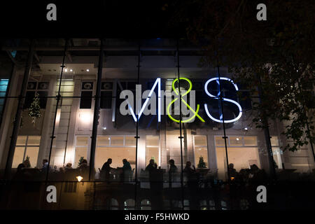 Eine Mark und Spencers (M & S) Einzelhandel in der Nacht zu speichern. Stockfoto