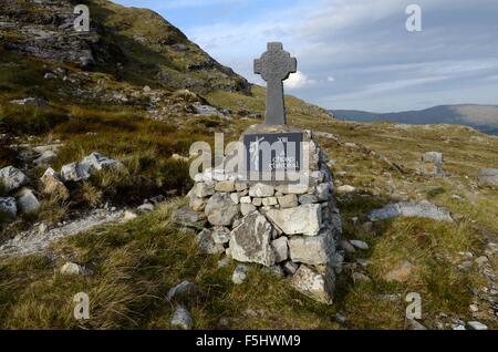 Steinkreuz Mark Kreise aus Steinen, die die Stationen des Kreuzweges Maumturk Mountains Connemara County Galway Irland bilden Stockfoto