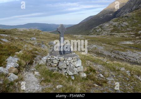 Steinkreuz Mark Kreise aus Steinen, die die Stationen des Kreuzweges Maumturk Mountains Connemara County Galway Irland bilden Stockfoto