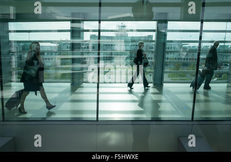 Menschen Passagiere Pendler zu Fuß Glas Flughafen Stockfoto